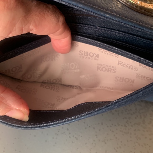 Michael KORS, Blue pebble leather wallet, many many compartments, snap closure. - Picture 7 of 8